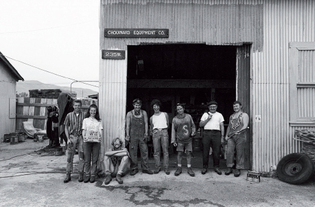Pracownicy przed garażem, w którym mieściła się firma Chouinard Equimpent - 1996 rok. Trzeci od prawej to Yvon Chouinard (fot. Tom Frost/Patagonia)