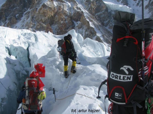 Wyprawa na Gasherbrum I: pokonywanie Ice fallu w kierunku obozu pierwszego (fot. Polski Himalaizm Zimowy)