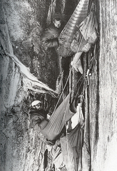 1964 rok - biwak podczas pierwszego przejścia drogi North American Wall na El Capitan w Yosemite. Pierwszego przejścia dokonali: Yvon Chouinard, h Royal Robbins, Tom Frost i Chuck Pratt (fot. Chuck Pratt)