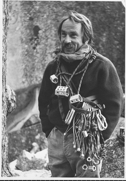 Yvon Chouinard obwieszony kostkami Hexecetrics, około 1973 roku (fot. Tom Frost)
