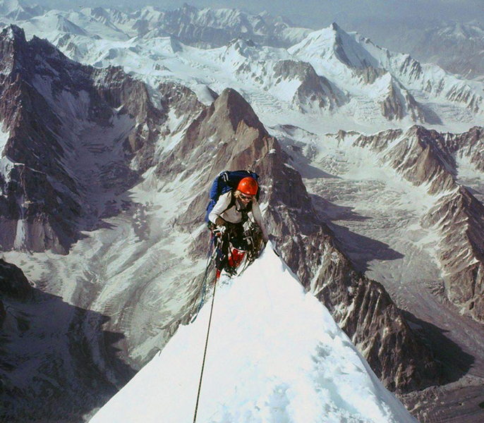 Jeff Lowe podczas wspinaczki na Latok I w 1978 roku (fot. jeffloweclimber.com)