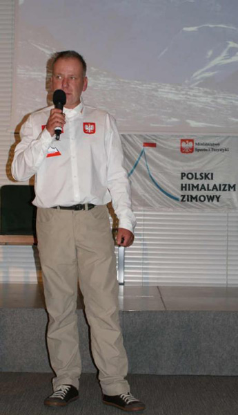 Artur Hajzer podczas jednej z konferencji prasowych (fot. Polski Himalaizm Zimowy)