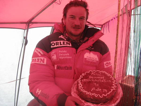 Niespodzianka dla Adama po zejściu z K2 (fot. Polski Himalaizm Zimowy)