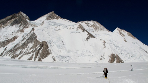 Wyprawa na Gaszerbrumy: wysokość 6000m, w tle Gasherbrum II