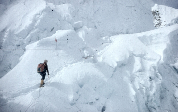 Śląska Wyprawa na Lhotse w 1979 roku. M. Kiełkowska w Lodospadzie Khumbu (Khumbu Ice Fall), w drodze do obozu I (fot. M. i J. Kiełkowscy)