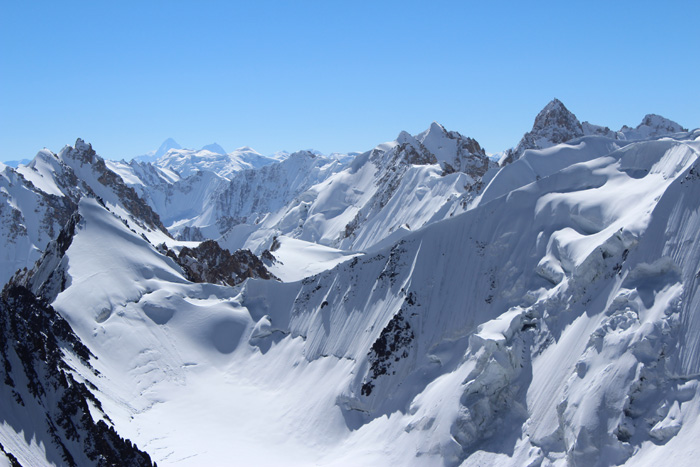 Rejon doliny Ghidims Dur - w tle widoczny K2 j Broad Peak (z prawej) (fot. Anita Parys) 