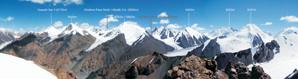 Zdjęcie rejonu z Panorama Peak w kierunku południowym - wierzchołek, na który weszła Anita z Karimem (6063 m) leży pomiędzy Przełęczami Ghidims Pass North i Ghidims Pass South (fot. Detlef Seelig)