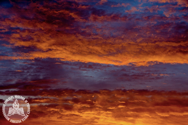 W czasie tzw. złotej godziny na niebie zaczyna się rewia kolorów: głębokie fiolety, purpura, krwista czerwień, delikatny pomarańcz. Granat nieba powoli ciemnieje (fot. Przemek Bucharowski)