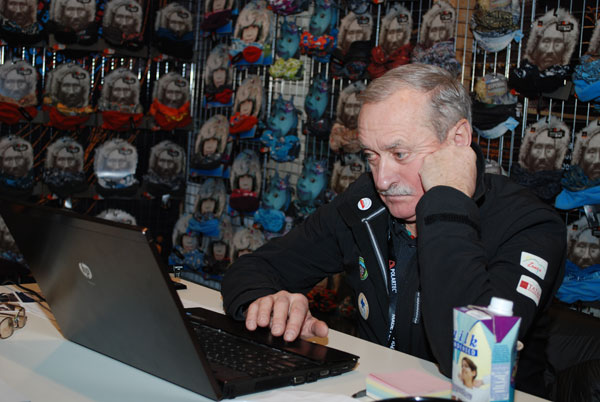 Krzysztof Wielicki przy pracy na targach ISPO MUNICH 2014 (fot. Outdoor Magazyn)