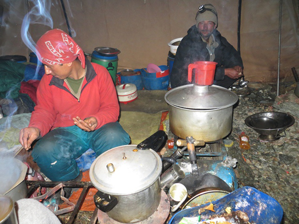 Mossin (kucharz) i Muhammad (pomocnik) w kuchni (fot. Adam Bielecki)