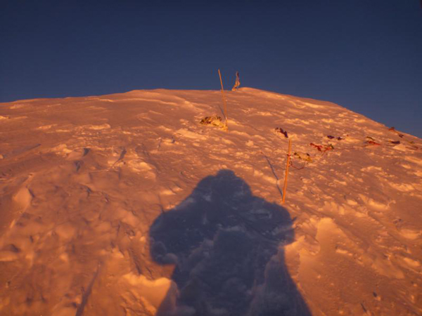 Artur na szczycie - słońce zachodzi (fot. Artur Małek)