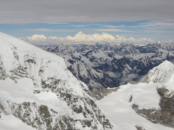 Widok z Kanczendzongi, z okolic C3 na Makalu, Lhotse i Everest (fot. Adam Bielecki)