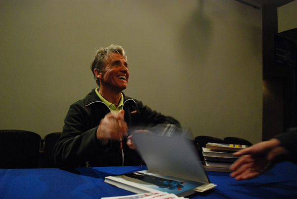 Peter podpisuje swoją książkę, jak widać z radością :) (fot. Sebastian Płocharski)