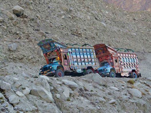 Pakistańskie ciężarówki (fot. Polski Himalaizm Zimowy)