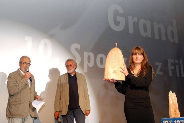 Magdalena Ziaja prezentuje statuetkę Grand Prix dla filmu "Cerro Torre... (fot. Outdoor Magazyn)