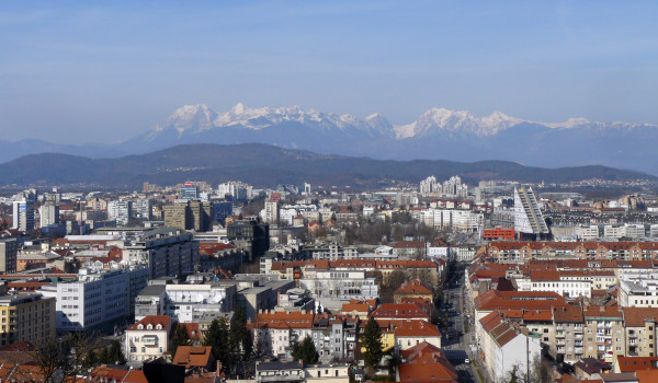 Widok na Alpy z Lublany, stolicy Słowenii (fot. Outdoor Magazyn)