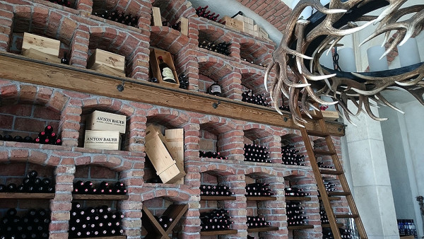 "Piwniczka" z winem w Wedelhütte (fot. outdoormagazyn.pl)