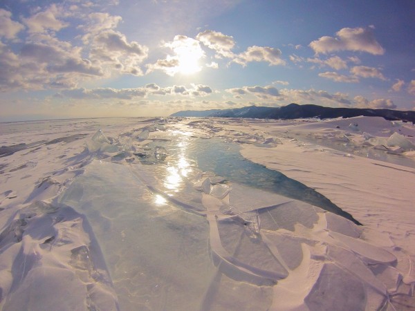 Wbrew pozorom lód na jeziorze Bajkał nie jest równy (fot. Paulina Wierzbicka)