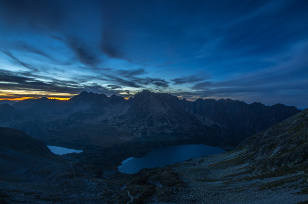 Dolina Pięciu Stawów ze Szpiglasowej Przełęczy. "Niebieska godzina" po zachodzie słońca. 88 sek, f/11, 10 mm, ISO 100, statyw