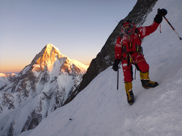 Wyprawa na Broad Peak 2013: atak szczytowy, Adam Bielecki na tle K2 (fot. Artur Małek)