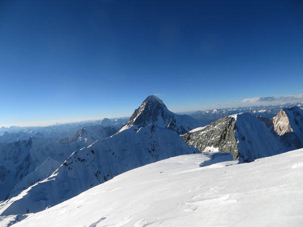Widok z wierzchołka na K2, przedwierzchołek Rocky Summit, przełęcz i Broad Peak Middle  (fot. Adam Bielecki)