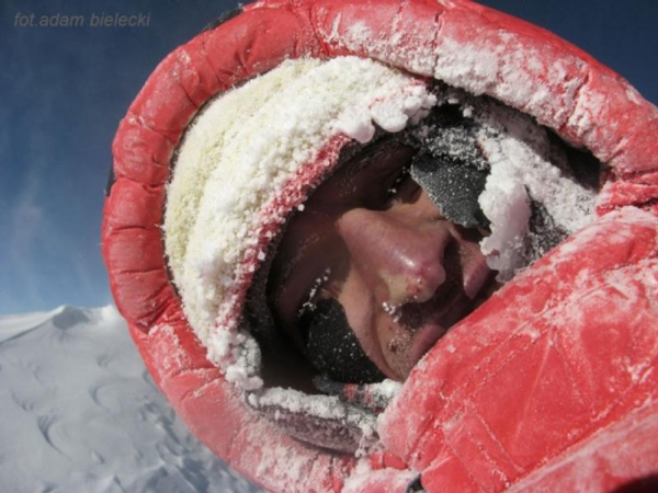 Adam Bielecki na szczycie Gasherbrum I (fot. Polski Himalaizm Zimowy)