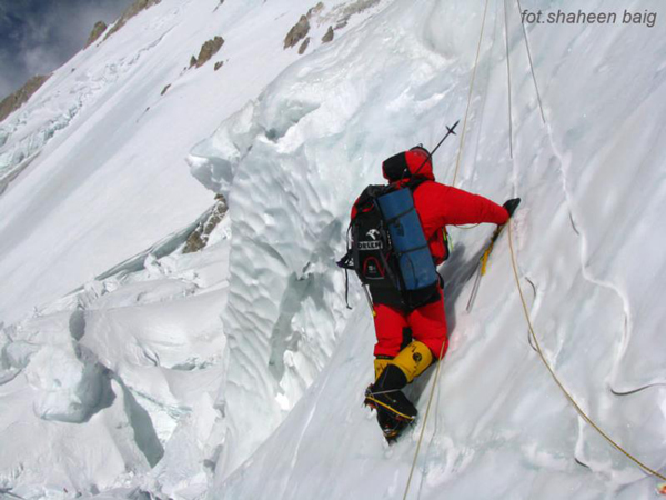 Wyprawa na Gasherbrum I: Artur Hajzer w drodze do dwójki (fot. Polski Himalaizm Zimowy) 