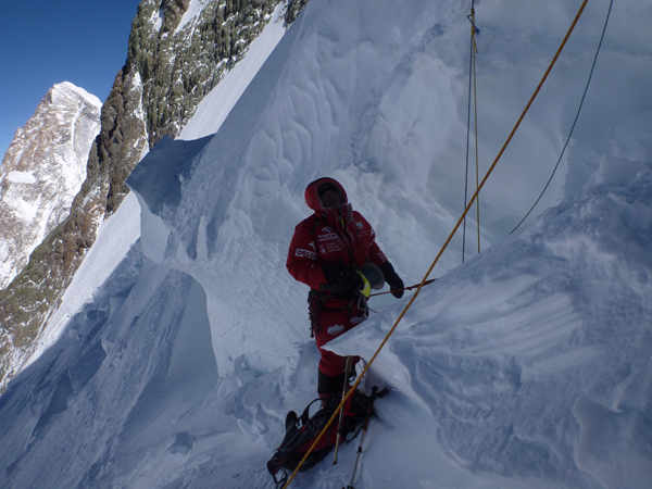 Wyprawa na Broad Peak 2013: Maciek Berbeka asekuruje Adama Bieleckiego, który poręczuje jedną z trzech szczelin zagradzających drogę do wierzchołka (fot. Artur Małek)