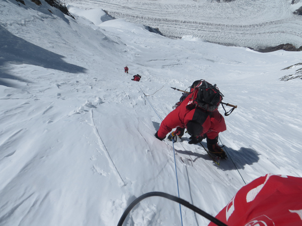 Wyprawa na Broad Peak 2013: pod przełęczą, kolejno na zdjęciu: Maciej Berbeka, Tomasz Kowalski, Artur Małek (fot. Adam Bielecki)
