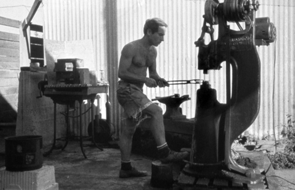 Yvon Chouinard przy pracy - 1966 rok (fot. Patagonia)