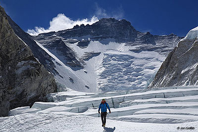 Ściana Lhotse i Kocioł Zachodni Everestu - między obozami I i II (fot. Jon Griffith / montagna.tv)
