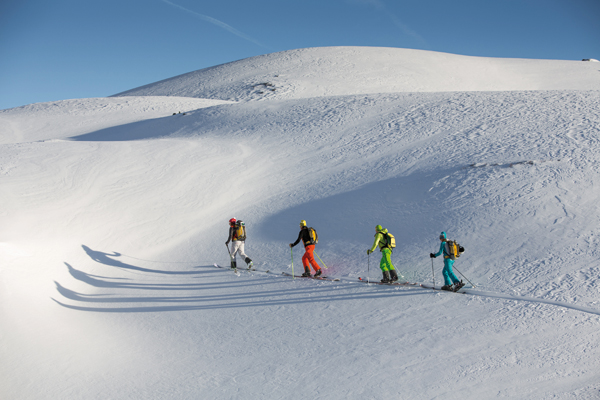 Skitoury dają możliwość podziwiania pięknych widoków i zjazdu po dziewiczym śniegu (fot. Marmot)