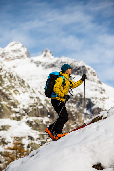 Jeśli plecak będzie służył także do aktywności zimowych, upewnij się czy masz gdzie przypiąć narty, czy raki (fot. 