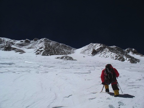 Na zdjęciu z 2008 roku widoczna jest kopuła szczytowa gdzie pogubiono drogę - szczyt Dhaulagiri, to najwyższa turnica po lewej stronie (fot. PHZ)
