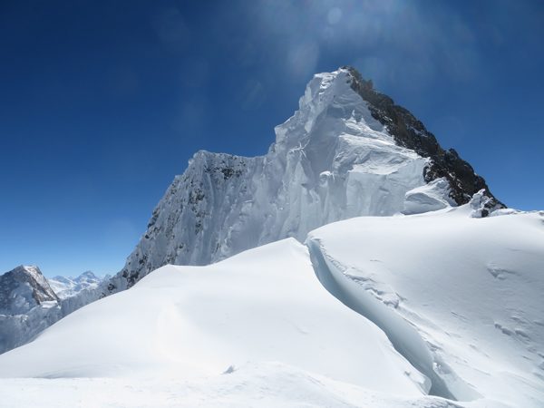 Wyprawa na Broad Peak 2013: grań szczytowa widziana z przełęczy (fot. Adam Bielecki)