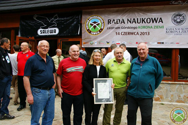 Od lewej: Jan Kiełkowski, Janusz Majer, Bernadette McDonald, Krzysztof Wielicki i Janusz (fot. Centrum Górskie Korona Ziemi)