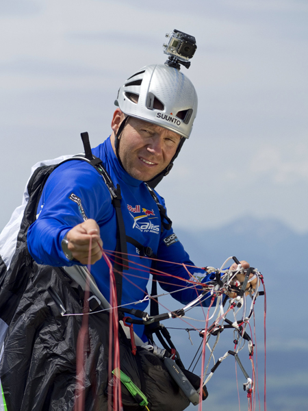 Paweł Faron podczas zawodów Red Bull X-Alps (fot. Vitek Ludvik)