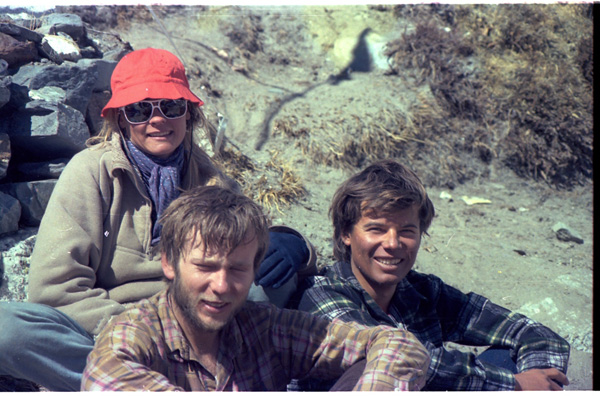 Artur Hajzer oraz Marii Odile i Vincent Fine z Francji w bazie pod południową ścianą Lhotse, rok 1985 (fot. arch. Janusz Majer)