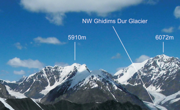 Powiększony fragment powyższego zdjęcia - szczyt, który zdobył Karim Hayat to pierwszy szczyt na prawo od wierzchołka 5910 m (fot. Detlef Seelig)