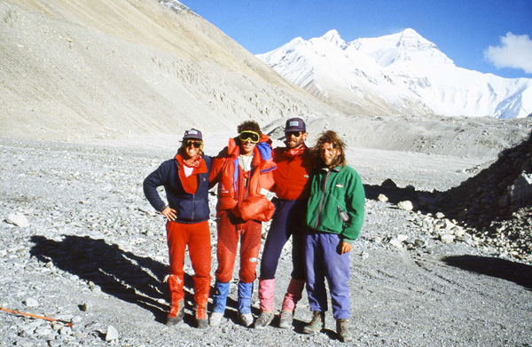 Ratownicy z Andrzejem Marciniakiem, w tle płn. ściana Everestu. Od lewej: Gary Ball, Andrzej Marciniak, Rob Hall, Artur Hajzer. 1989 rok (fot. arch. Artur Hajzer)