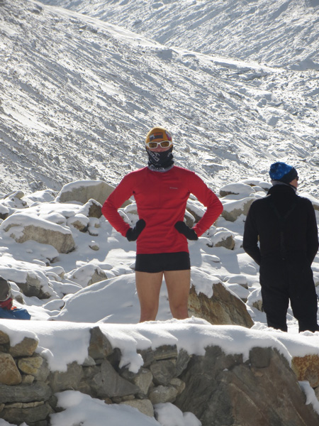 Zimowa wyprawa na Broad Peak: Trekking do bazy, suszenie się w słońcu (fot. Adam Bielecki)