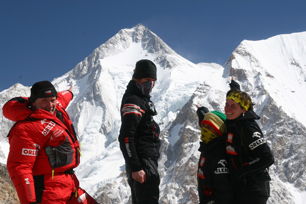 Od lewej: Artur Hajzer, kierownik zimowej wyprawy na Gahserbrum I, Janusz Gołą, Adam Bielecki, Agnieszka Bielecka (fot. arch. PHZ)