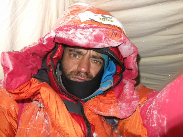 Zima 2012-2013. Daniele Nardi w obozie II (6000 m) na Żebrze Mummery’ego. (fot. danielenardi.org)