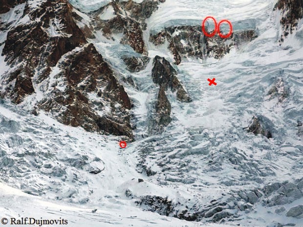Dolne partie drogi Messnera. Seraki grożące oberwaniem, depozyt – krzyżyk i obóz I – małe kółko (fot. Ralf Dujmovits)