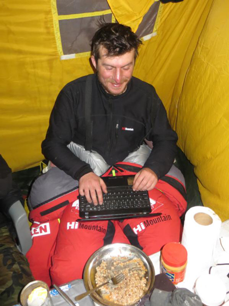 Tomek podczas zimowej wyprawy na Broad Peak w 2013 roku (Źródło: PZH)