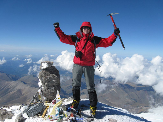Tomek na Elbrusie w 2007 roku (źródło: Zimowy Ultramaraton Karkonoski im. Tomka Kowalskiego)
