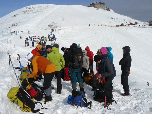 Uczestnicy szkolenia z zakresu podstaw turystyki wysokogórskiej przygotowują się do drogi (fot. Outdoor Magazyn)