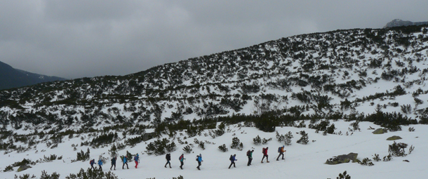 Zimowa turystyka górska może być wspaniałą przygodą o ile mamy wiedzę i umiejętności( fot. Outdoor Magazyn)
