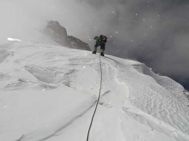 Alex Txikon na 7200 m – nad nim skały „Bastionu” (fot. A. Bielecki)