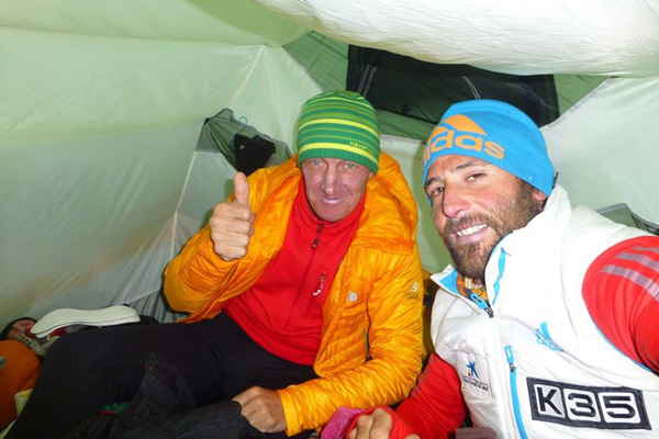 Denis Urubko i Alex Txikon w obozie I (fot. alextxikon.com)